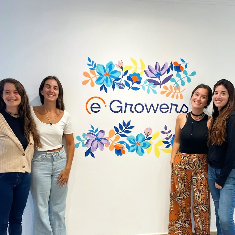 Equipo eGrowers frente al mural
